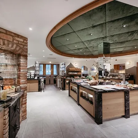 Salzburger Hof מלון 4*